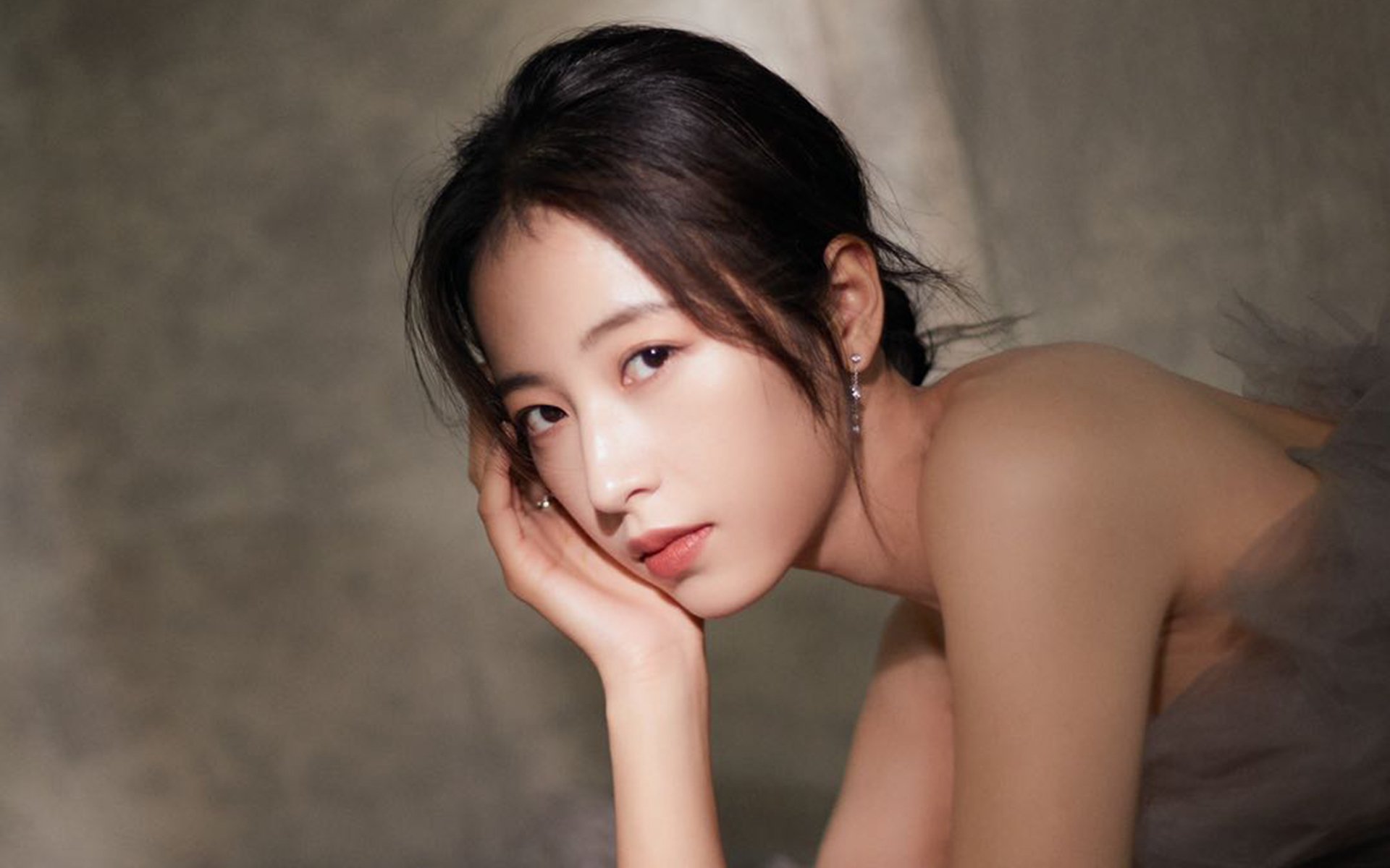 开云官方-“荒野追逐:穿越山谷与沙漠的极速之战”,荒野追踪电影剧情女主背叛